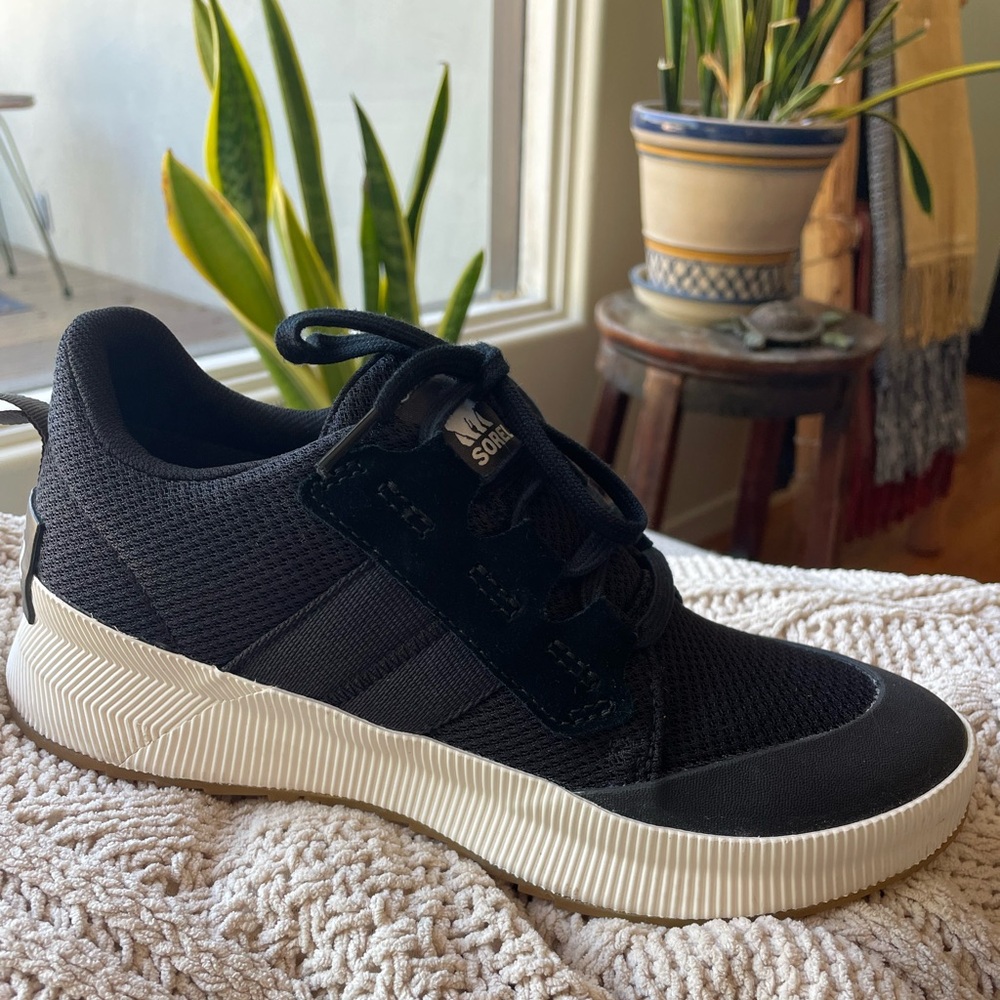 Sorel Out N About III low women’s sneaker (size 7)